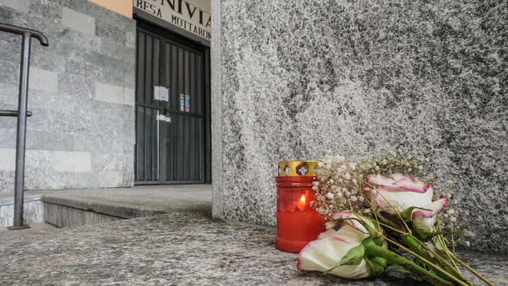 איטליה בבוקר שאחרי תאונת הרכבל- פרחים מחוץ לתחנת יציאת הרכבל