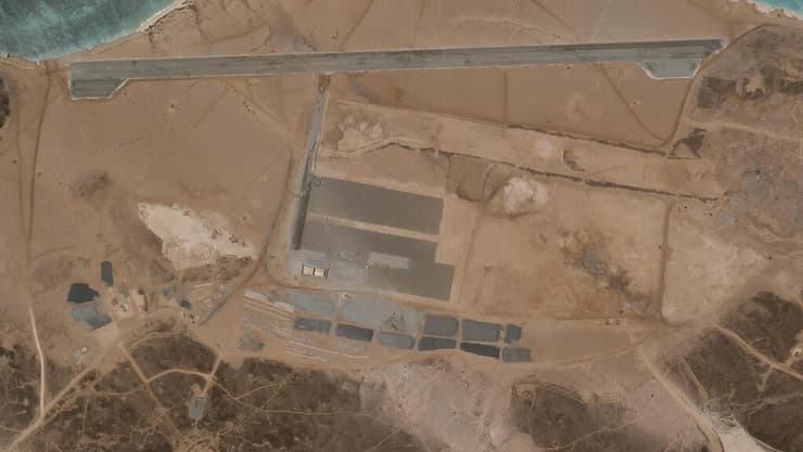 תימן בסיס חיל אוויר מסתורי נבנה ב אי הגעשי מאיון כנראה על ידי איחוד האמירויות תמונות לוויין 11 באפריל