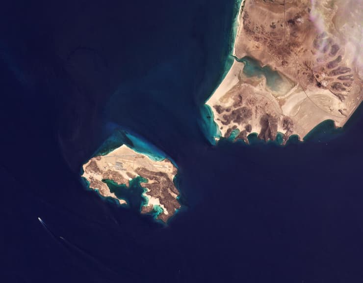 תימן בסיס חיל אוויר מסתורי נבנה ב אי הגעשי מאיון כנראה על ידי איחוד האמירויות תמונות לוויין 18 במאי