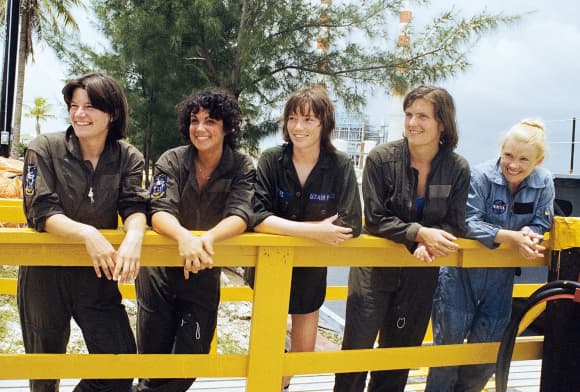 פורצות דרך. רייד (משמאל) עם ארבע מחברותיה לקבוצת האסטרונאוטים במהלך האימונים. משמאל: ג'ודית רזניק, אנה לי פישר, קתרין סליבאן, מרגרט סדון