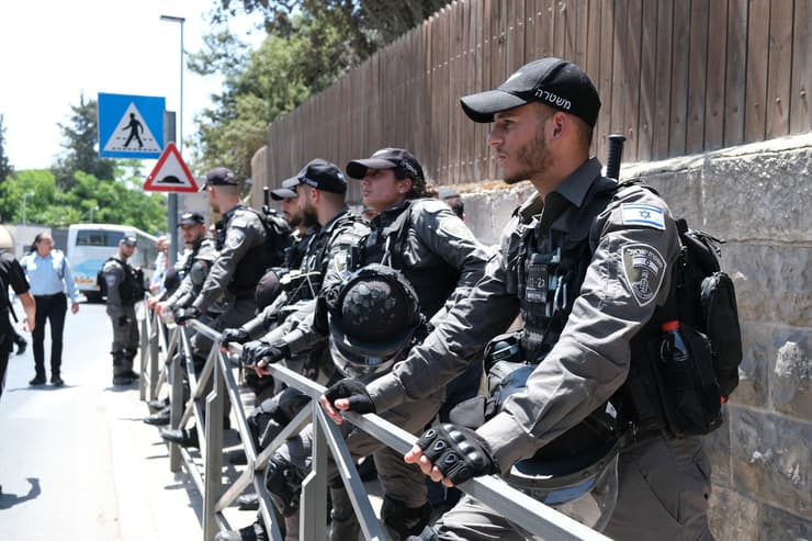 מעצר של מפגין בהפגנה מחוץ לדיון על פינוי תושבים מסילוואן במחוזי ירושלים
