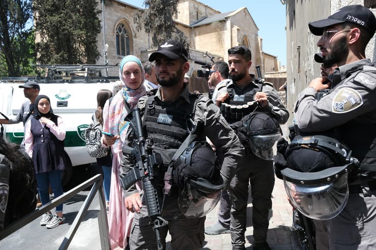 מעצר של מפגין בהפגנה מחוץ לדיון על פינוי תושבים מסילוואן במחוזי ירושלים