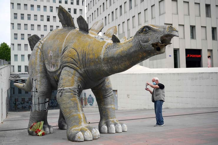 ספרד גבר נלכד בפסל של דינוזאור ו מת