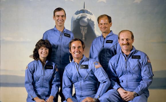 השתלבה היטב בצוות המשימה. חברי וחברת הצוות של משימת STS-7. במרכז למטה: המפקד רוברט קריפן