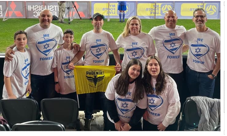 אוהדים ישראלים עם חולצות התומכות בתומר חמד