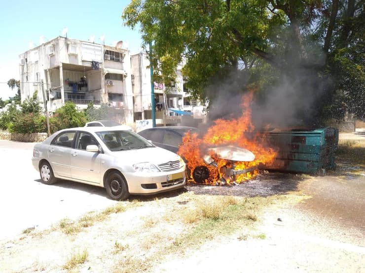 שני רכבים נשרפו בסמוך לשלושה גני ילדים ברמלה