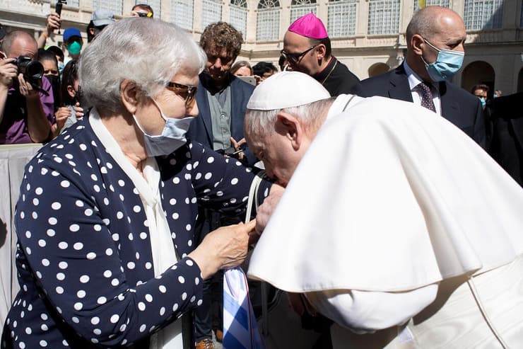 ה אפיפיור נישק את המספר על ידה של ניצולת ה שואה 