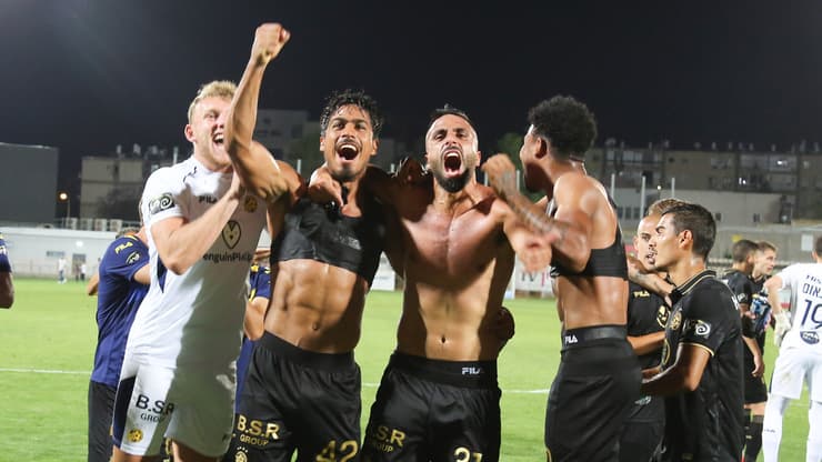 שחקני מכבי ת"א חוגגים את הניצחון באשדוד