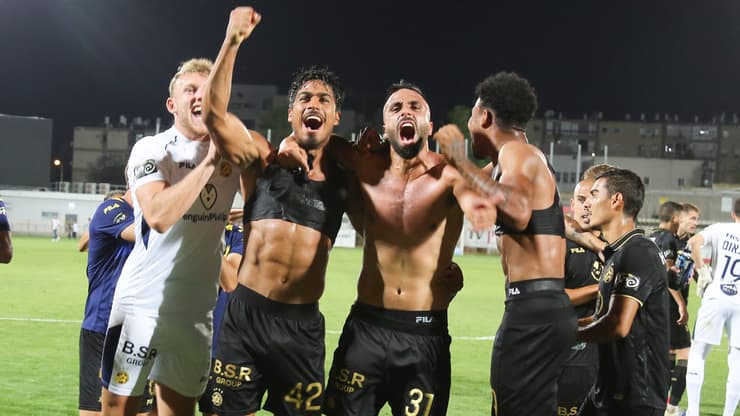 שחקני מכבי ת"א חוגגים את הניצחון באשדוד