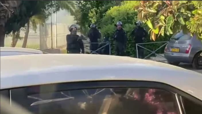 תיעוד שוטר יס"מ יורה בנערה בשעעח ג'ראח בזמן הפגנה שהתקיימה במקום