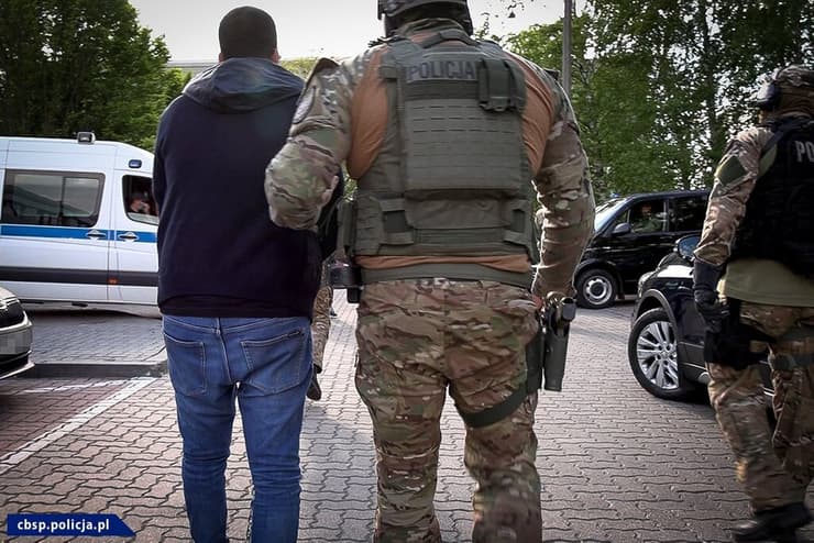 הולנד הסגירה לפני כמה ימים לפולין עבריין ישראלי, שלום ליאור אזולאי, בן 40, שעל פי הודעה רשמית של משטרת פולין, הוביל ארגון פשע מאורגן שהיה מעורב בהלבנת כספים מהברחת סמים