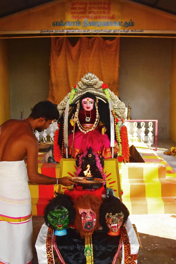 הודו מקדש בעיר קוימבטור מתפללים לאלת ה קורונה