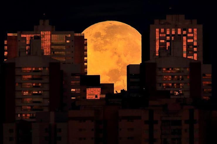 הירח בברזיליה שבברזיל