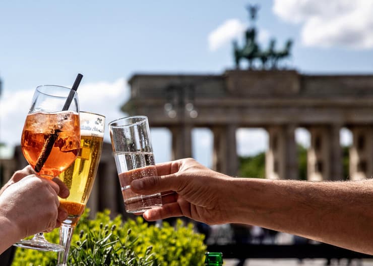 משיקים כוסית בשער ברנדנבורג בברלין. סימנים של חזרה לשגרה 