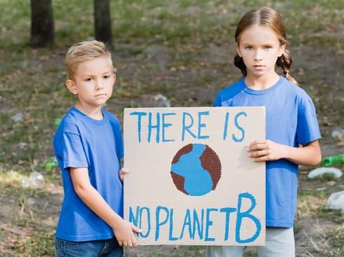  97% מהמשתתפים הביעו דאגה משמעותית או קיצונית מרווחת ילדיהם הקיימים או העתידיים בעולם המושפע מהשלכות של משבר האקלים