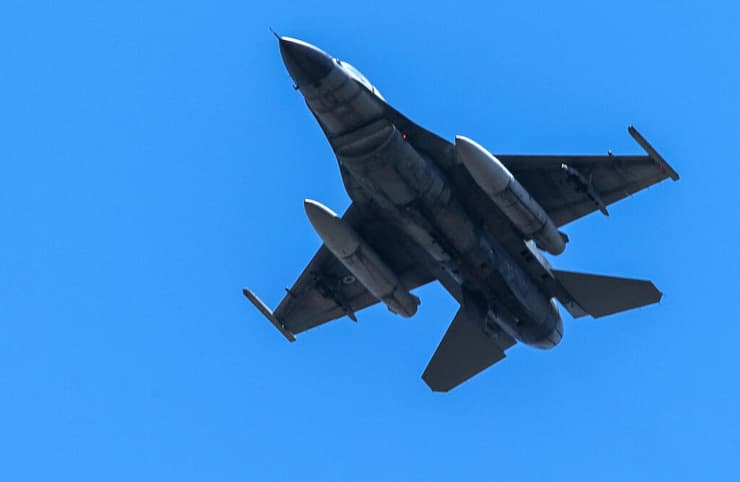 מטוס קרב F-16 ב תרגיל של נאט"ו ב צפון מקדוניה
