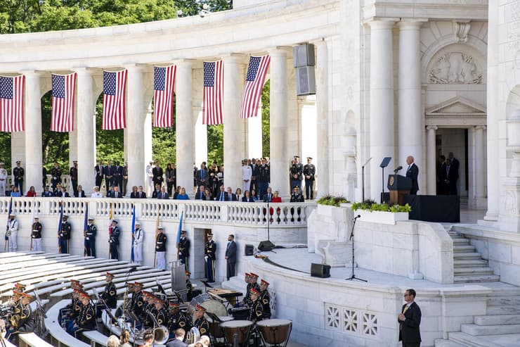 נשיא ארה"ב ג'ו ביידן טקס יום זיכרון לחללים אמריקנים ב בית העלמין הלאומי ב ארלינגטון וירג'יניה