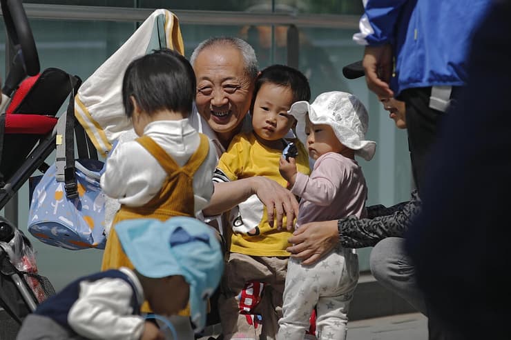 "הבעיה הבסיסית היא יוקר המחייה". לפי תחזיות, בתוך 30 שנה שליש מהסינים יהיו קשישים