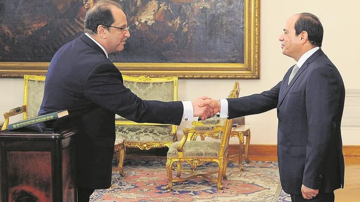 הוזז בעקבות התערבות זרה? כאמל וא-סיסי (צילום: רויטרס) עבאס כאמל עם עבד אל-פתאח א-סיסי