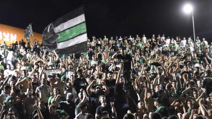 חגיגות האליפות של מכבי חיפה מחוץ לסמי עופר. אצטדיון הוא מקום שאוהדים צוברים בו זכרונות משותפים (צילום: שרון צור) חגיגות האליפות של מכבי חיפה ליד סמי עופר