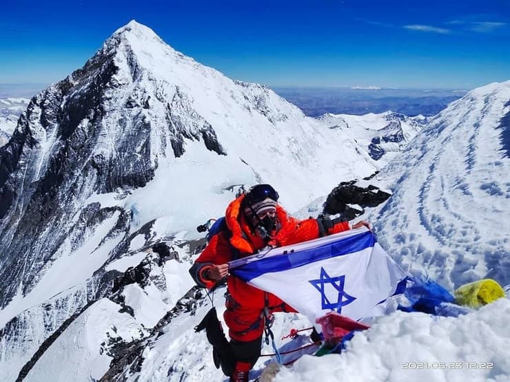 טטיאנה אברמסון מטפסת על פסגת הר להוטסה