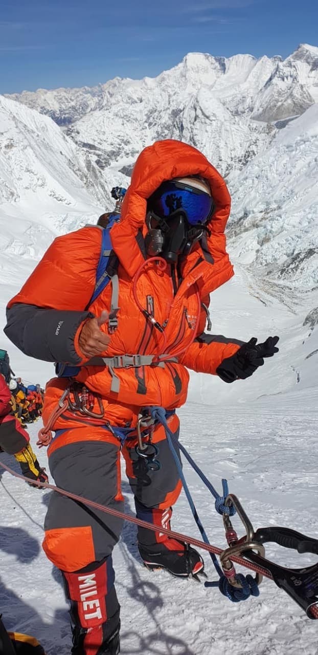טטיאנה אברמסון מטפסת על פסגת הר להוטסה
