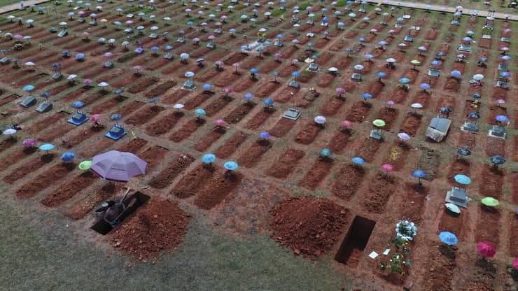 חפירת קברים בית קברות סן חואן באוטיסטה פרו נגיף קורונה מגפה