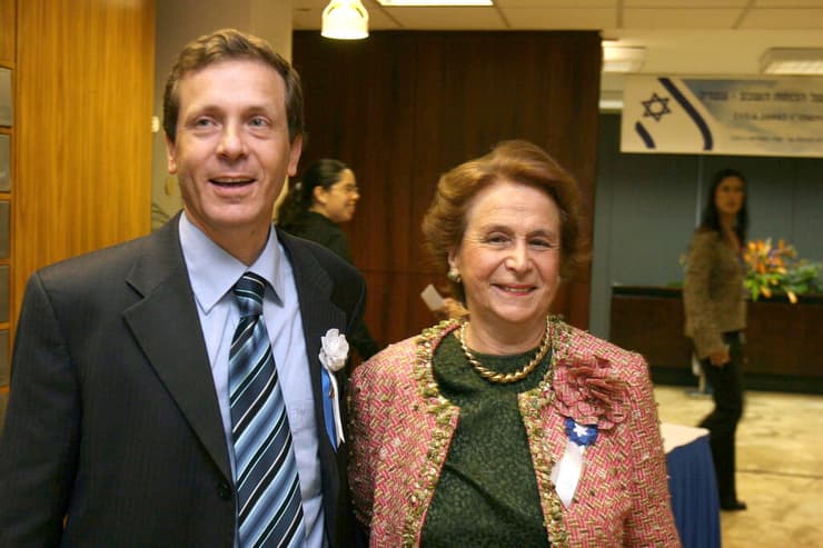 יצחק הרצוג עם אימו אורה בישיבת פתיחת הכנסת ה17 ב2006
