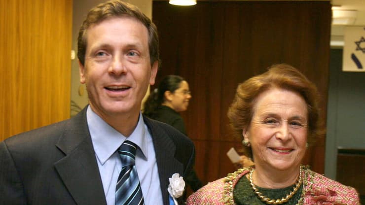 יצחק הרצוג עם אימו אורה בישיבת פתיחת הכנסת ה17 ב2006