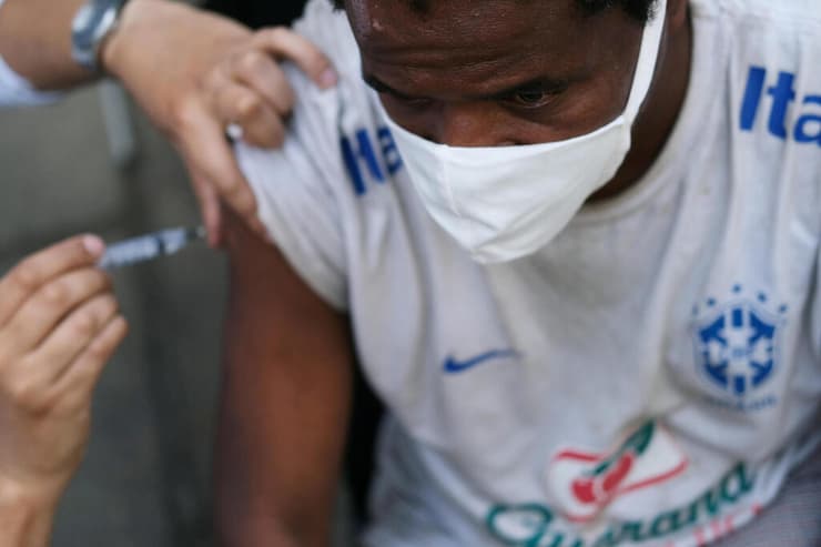 אזרח בברזיל מקבל חיסון, במדינה עדיין אין מספיק לכל האוכלוסיה