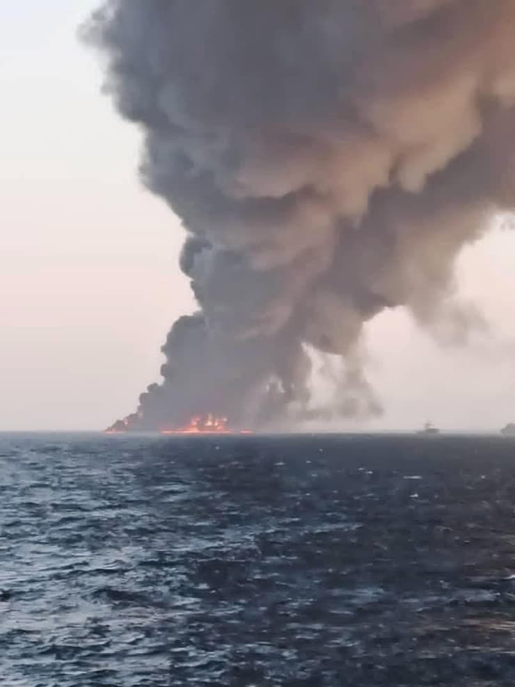 ספינה חארג' של חיל הים צי של איראן שעלתה באש שריפה וטבעה