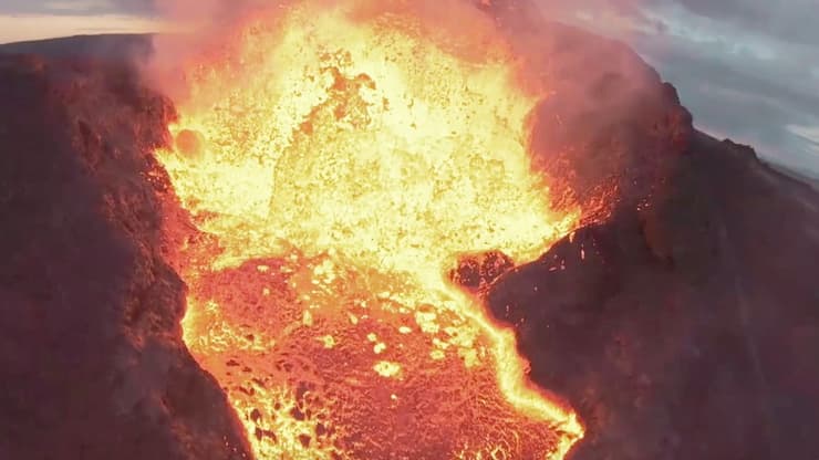 תיעוד התפרצות הר הגעש החצי האי רייקאנס האיסלנד ממעוף הרחפן