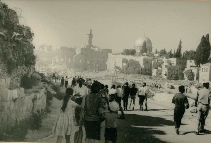 אוסף התמונות של מצעד הניצחון בירושלים שנמצאו באוסף הפרטי של שושנה לוי קמפוס