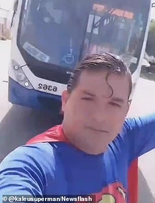 הקומיקאי בברזיל רצה "לעצור בכוחו" את האוטובוס, נפגע ויצא בשלום