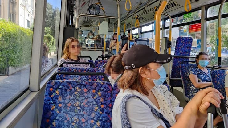 החובה נשארת, לא כולם שומרים עליה. עם ובלי מסכות באוטובוס בקו 61 בתל אביב, אתמול