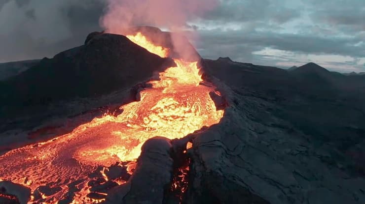 תיעוד התפרצות הר הגעש החצי האי רייקאנס האיסלנד ממעוף הרחפן