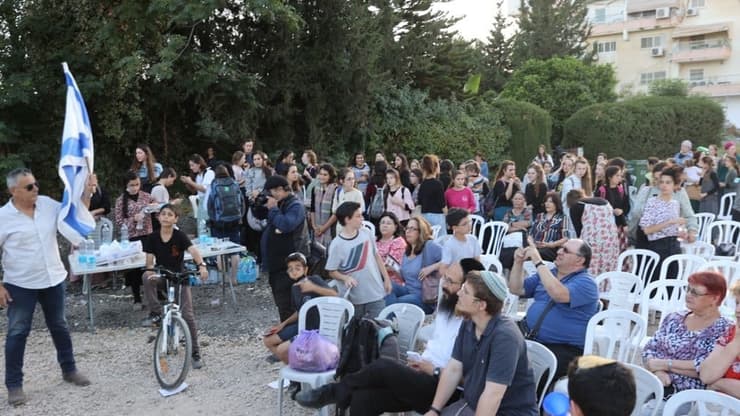 הפגנה מול ביתו של ניר אורבך בפתח תקווה