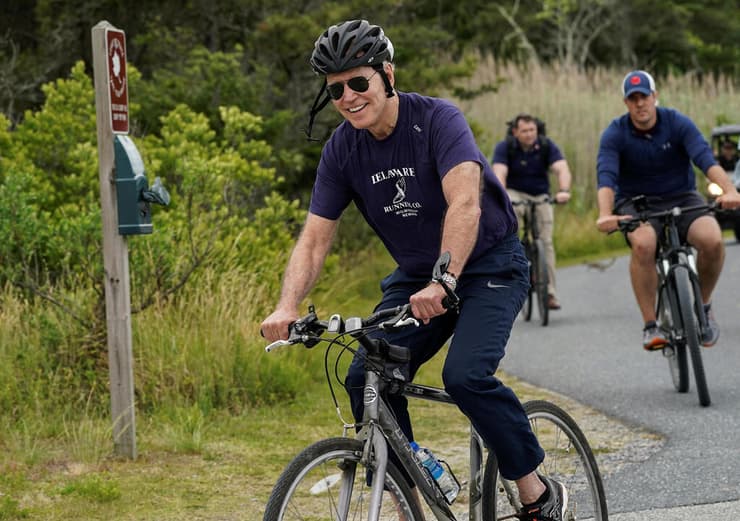נשיא ארה"ב ג'ו ביידן ואשתו ג'יל רוכבים על אופניים