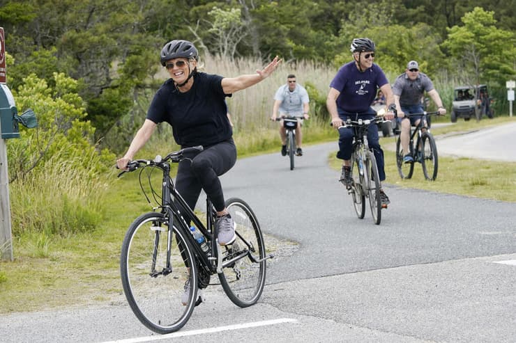 נשיא ארה"ב ג'ו ביידן ואשתו ג'יל רוכבים על אופניים
