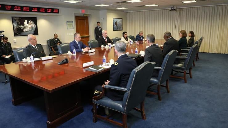 בני גנץ בפגישה עם לויד אוסטין מזכיר ההגנה האמריקני