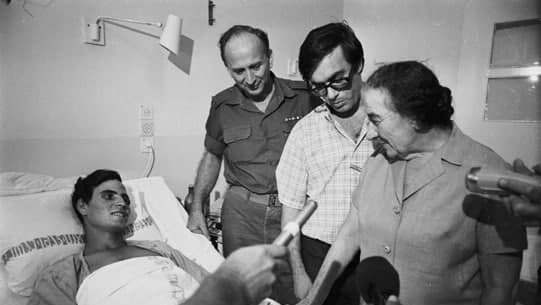 אוקטובר 1973, ראש הממשלה גולדה מאיר מבקרת את פצועי צה"ל: משמאל בבגדי צבא- קצין רפואה ראשי תא"ל משה קורדובה.
