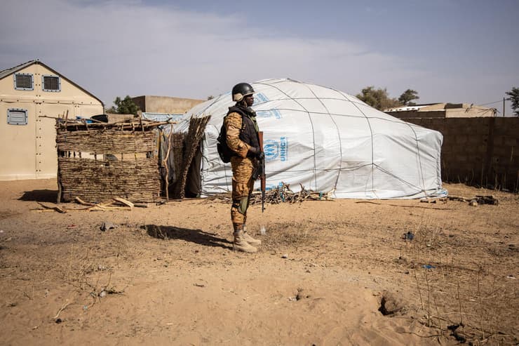  חייל שומר על מחנה פליטים בבורקינה פאסו