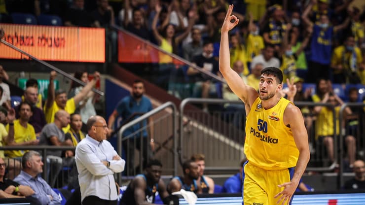 יובל זוסמן חוגג (צילום: עוז מועלם) יובל זוסמן חוגג