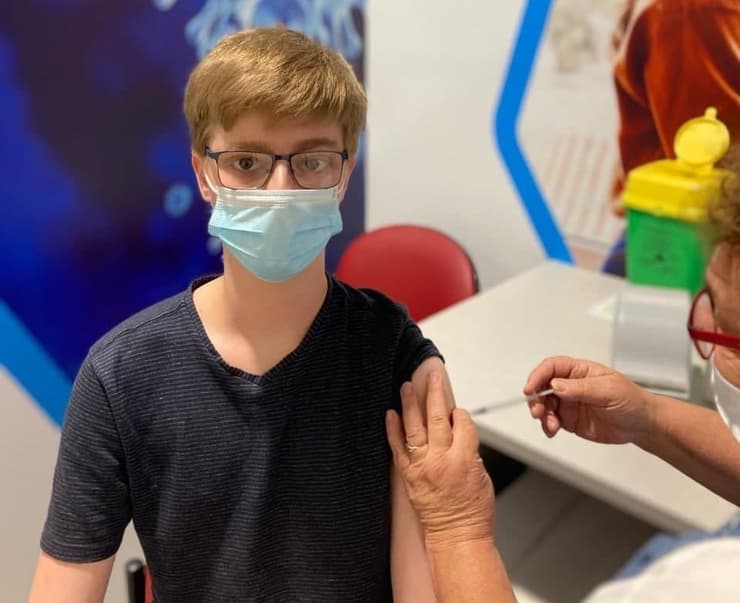 נועם זאבי בן ה14 מפרדס חנה התחסן במרכז החיסונים של כללית בחדרה