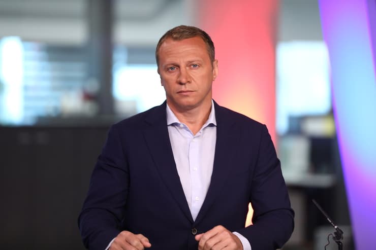 יואל רזבוזוב בריאיון באולפן