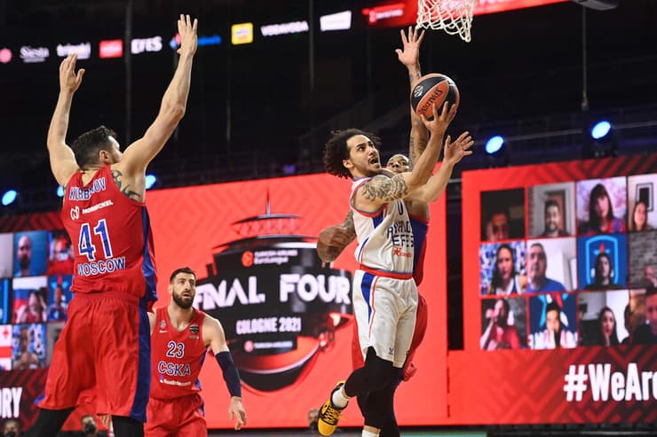 האוהדים היחידים באולם בקלן היו אלה שחוברו מהבית