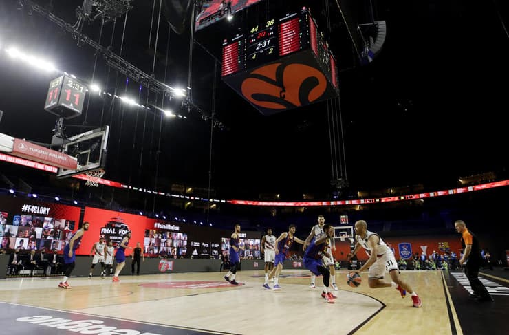 שחקני מילאנו וברצלונה משחקים לעיני יציעים ריקים