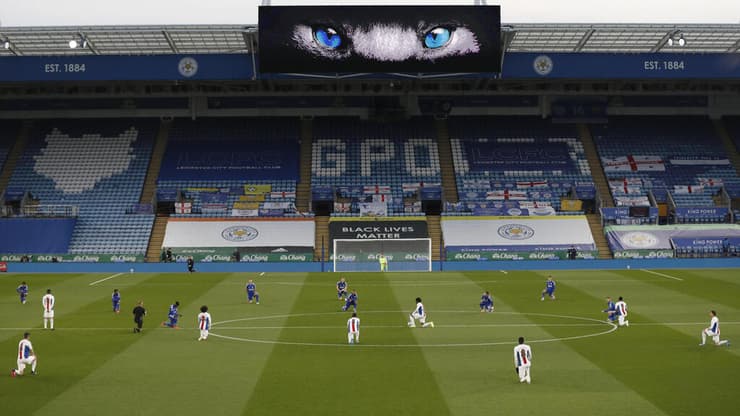 שחקני לסטר וקריסטל פאלאס כורעים ברך