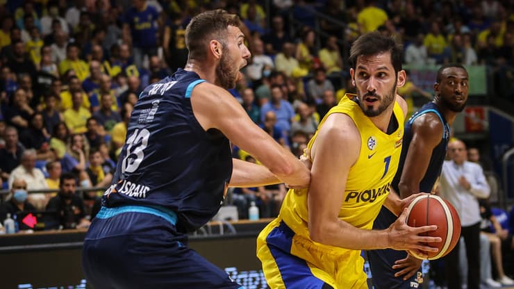 עומרי כספי מול בן קרטר (צילום: עוז מועלם) עומרי כספי מול בן קרטר