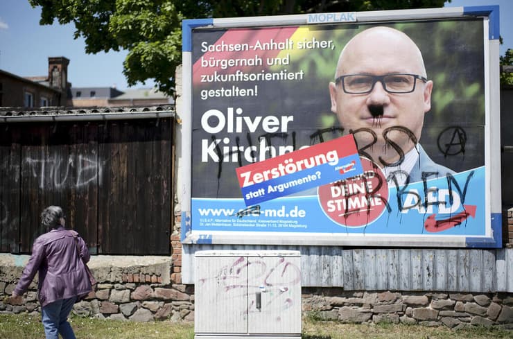 גרפיטי על שלט מועמד הימין הקיצוני אלטרנטיבה לגרמניה AfD ב בחירות מדינת המחוז סקסוניה אנהלט 